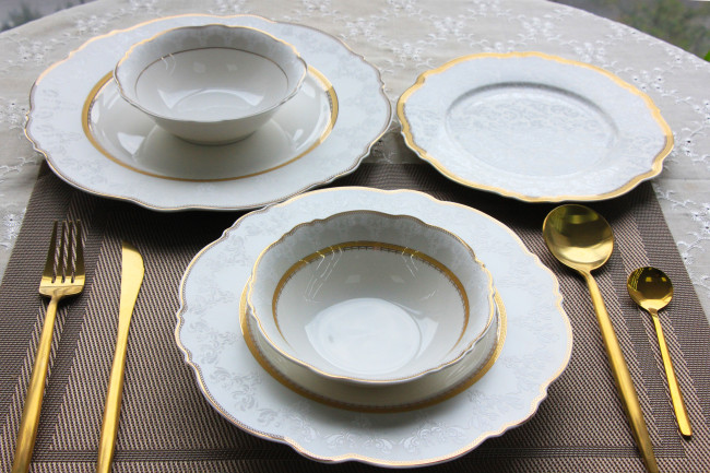 Embossed Decal Real Gold Decorative Ceramic Dinner Set New Bone 16pcs Set Composition LFGB REACH Standard
