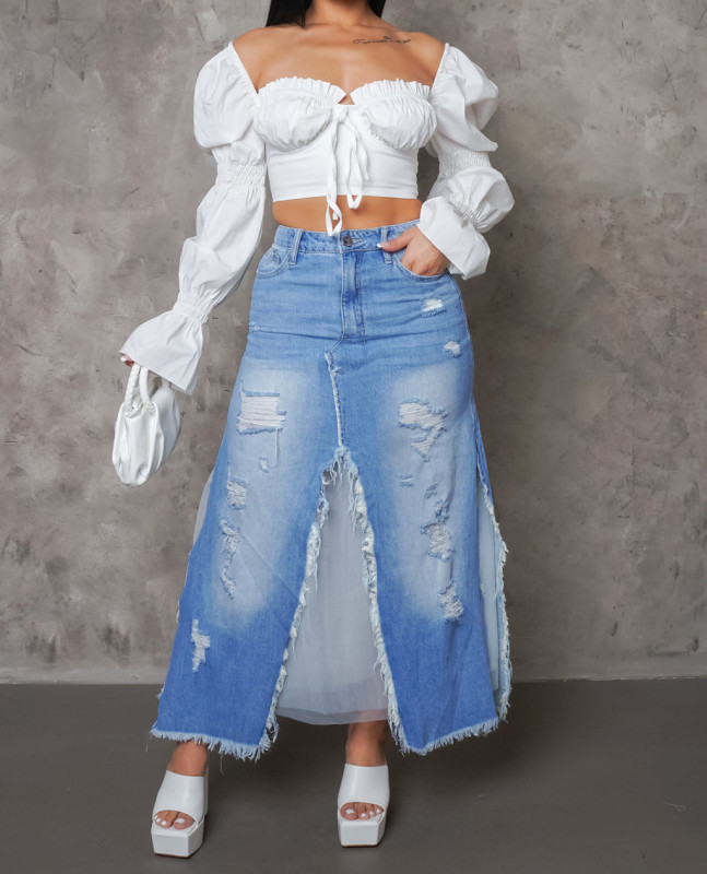 Fashionable frayed denim skirt