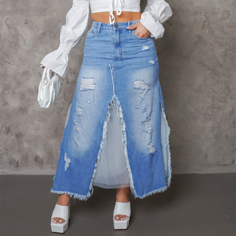 Fashionable frayed denim skirt