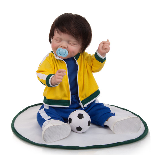Boneca Bebê Reborn Silicone Menino Futebol Olhos Fechados 48cm IG-515