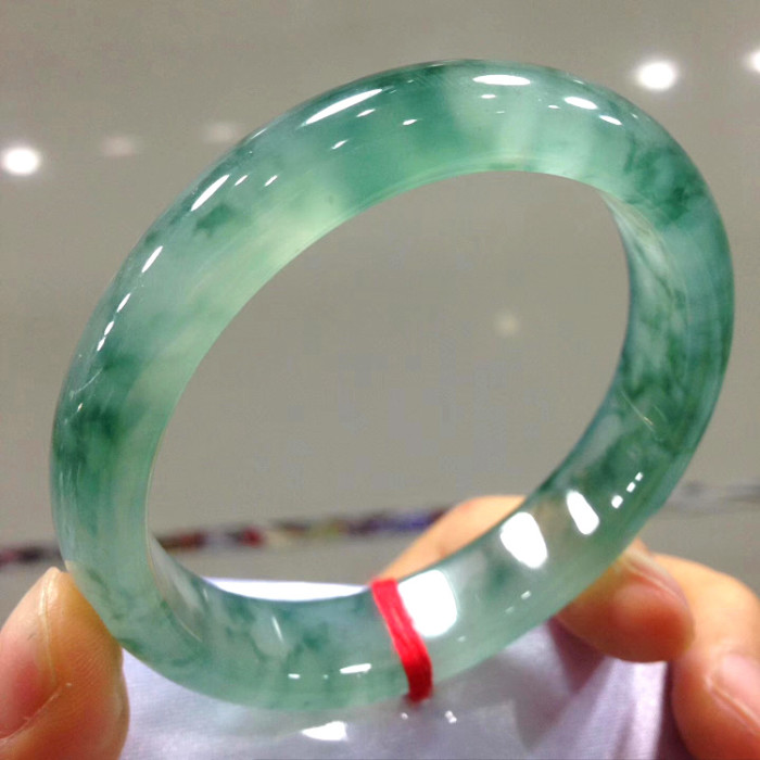 A package of a Swarovski necklace and an exquisite jade bracelet / high-end product