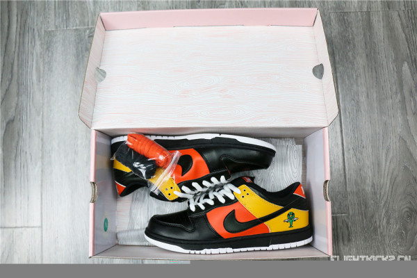 Nike SB Dunk Low Raygun Black 2005