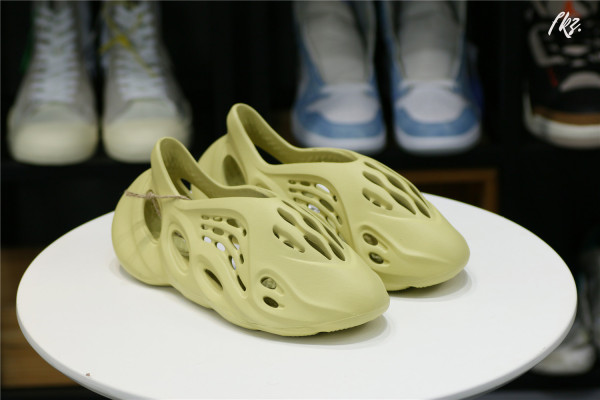 adidas Yeezy Foam RNNR Sulfur（A1）