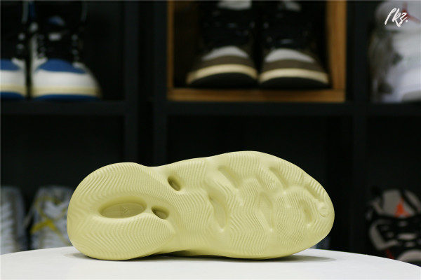 adidas Yeezy Foam RNNR Sulfur（A1）