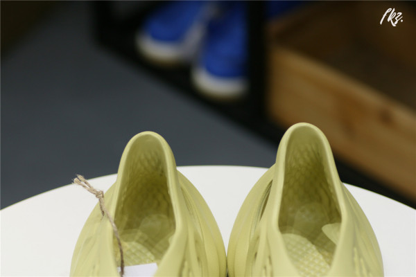 adidas Yeezy Foam RNNR Sulfur（A1）