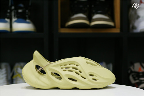 adidas Yeezy Foam RNNR Sulfur（A1）