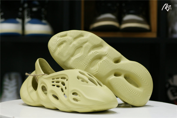 adidas Yeezy Foam RNNR Sulfur（A1）
