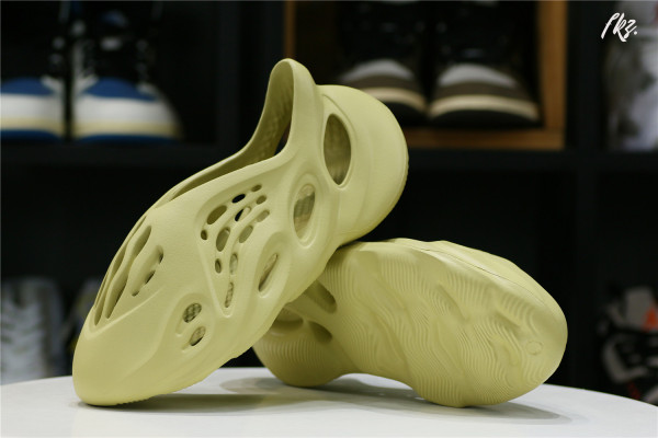 adidas Yeezy Foam RNNR Sulfur（A1）