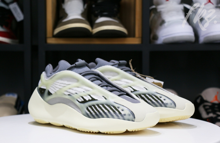 Yeezy 700 V3 ‘Fade Salt’ 2022