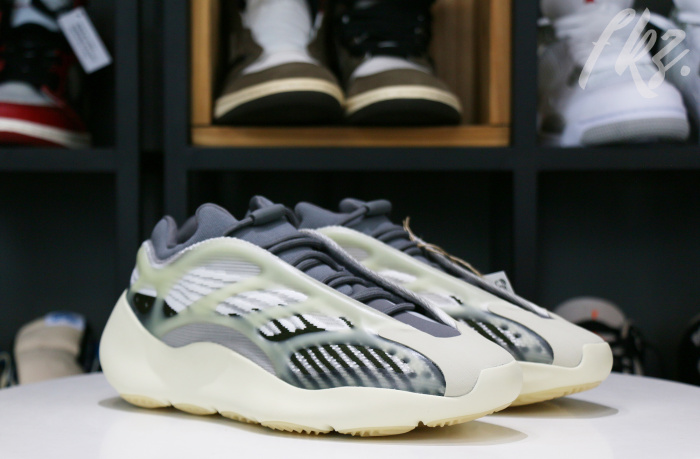Yeezy 700 V3 ‘Fade Salt’ 2022
