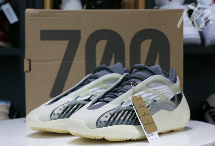 Yeezy 700 V3 ‘Fade Salt’ 2022