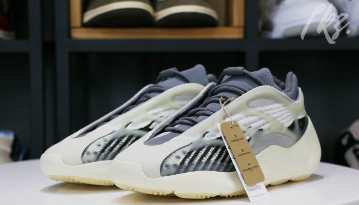 Yeezy 700 V3 ‘Fade Salt’ 2022