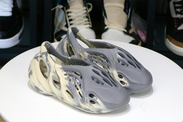 Yeezy Foam Runner “MXT Moon Grey” (GV7904 月灰）（A1）