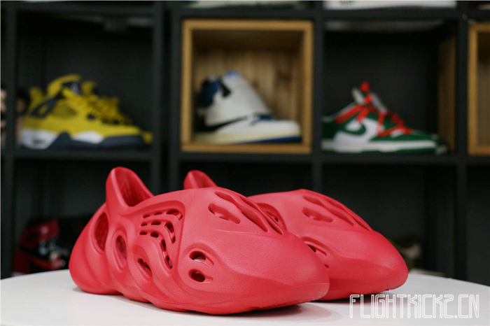 Yeezy Foam RNNR Vermillion Size6/39