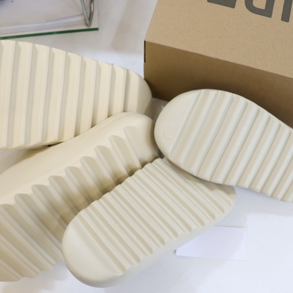 AdidasYeezy Slides Kids 'Bone'  Kid
