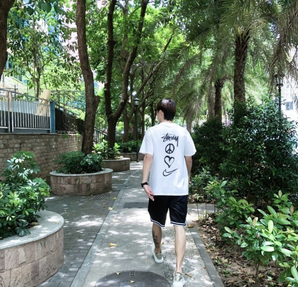 Nike Stuart co-signed the Love letter pattern short sleeves