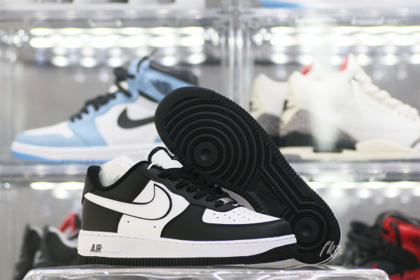 Nike Air Force 1 '07 Low White Swoosh Panda