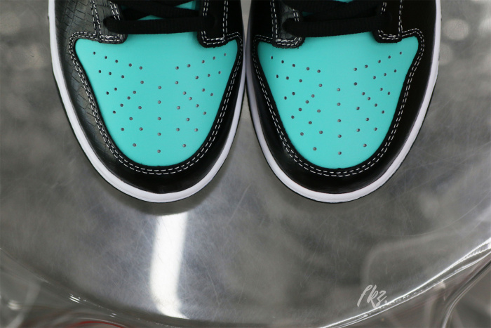 Nike SB Dunk Low Diamond Supply Co. Tiffany