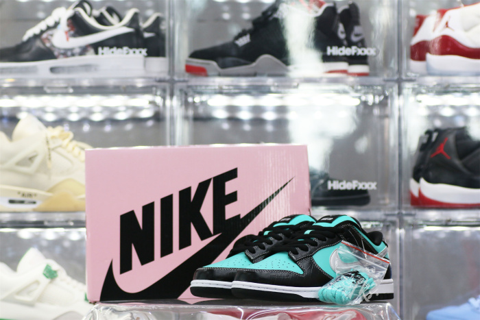 Nike SB Dunk Low Diamond Supply Co. Tiffany