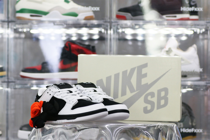 Nike SB Dunk Low TIGHTBOOTH