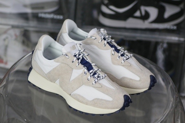 New Balance 327 Moonbeam
