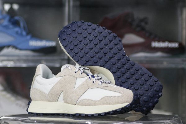 New Balance 327 Moonbeam