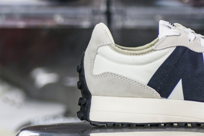 New Balance 327 Sea Salt Black