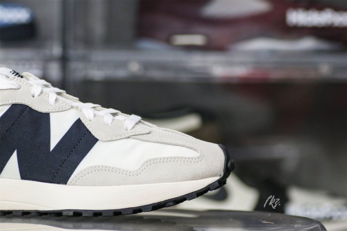 New Balance 327 Sea Salt Black