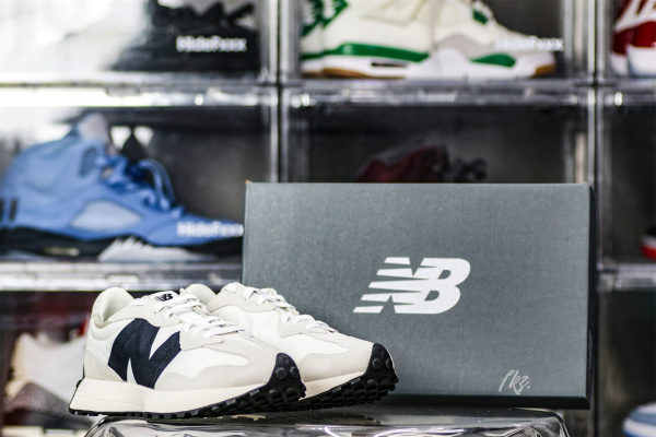 New Balance Wmns 327 Sea Salt Black