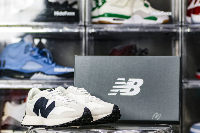New Balance Wmns 327 Sea Salt Black