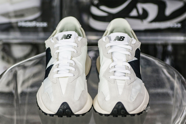 New Balance Wmns 327 Sea Salt Black