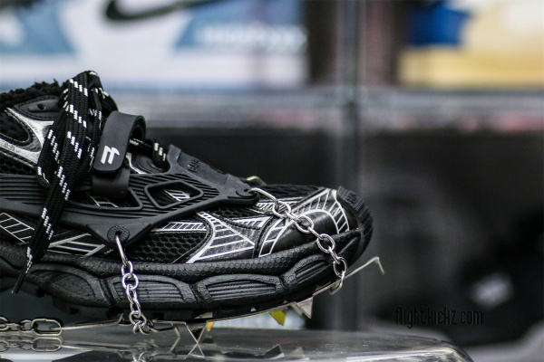 B@lenciag* 3XL Ski Sneaker in Black and white (Removable footwear chains) 