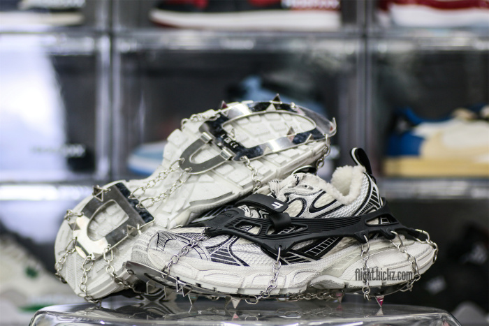 B@lenciag* 3XL Ski Sneaker in White (Removable footwear chains) 