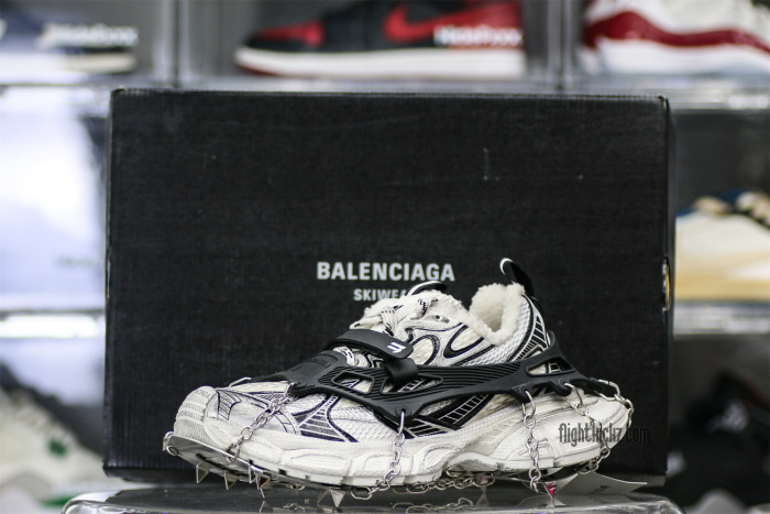 B@lenciag* 3XL Ski Sneaker in White (Removable footwear chains) 