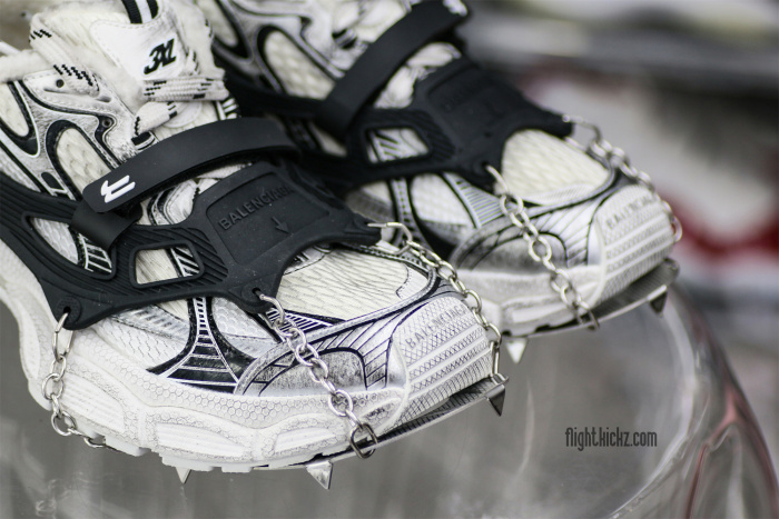 B@lenciag* 3XL Ski Sneaker in White (Removable footwear chains) 