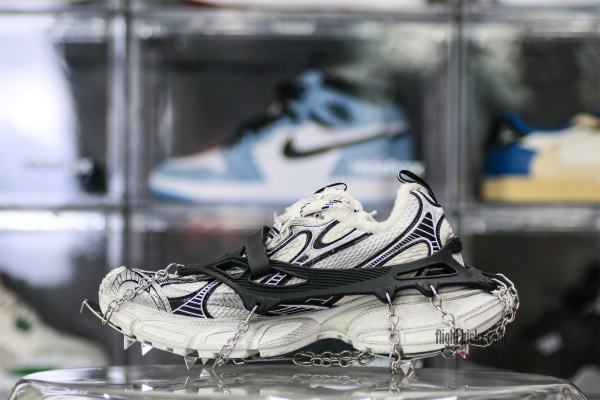 B@lenciag* 3XL Ski Sneaker in White (Removable footwear chains) 