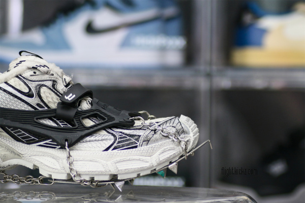 B@lenciag* 3XL Ski Sneaker in White (Removable footwear chains) 