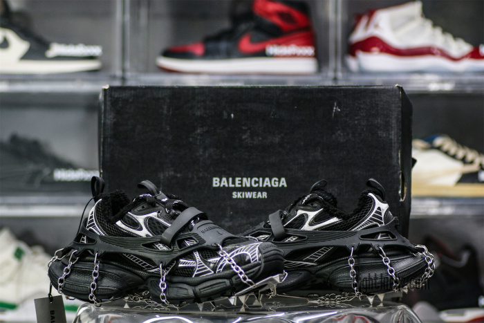 B@lenciag* 3XL Ski Sneaker in Black and white (Removable footwear chains) 