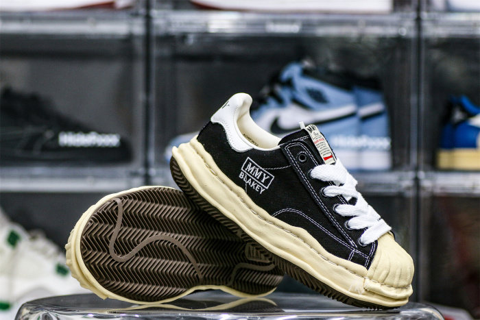 MaisOn Margiel@ Yasuhir0 gum-rubber sole black sneakers