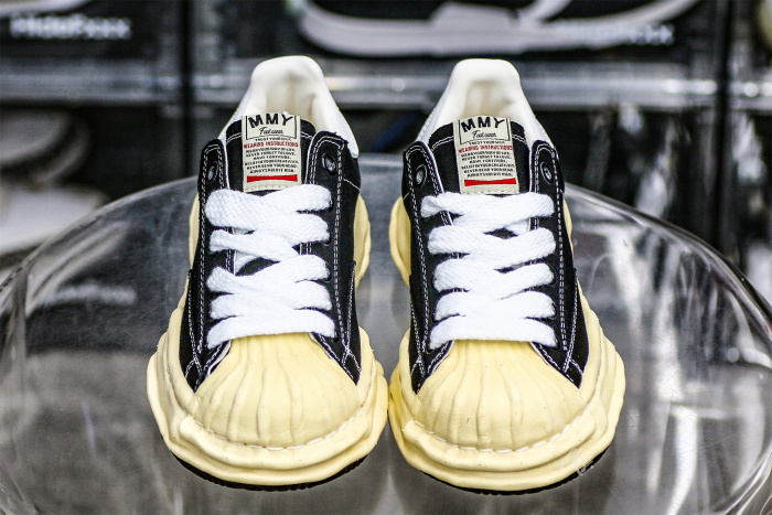 MaisOn Margiel@ Yasuhir0 gum-rubber sole black sneakers