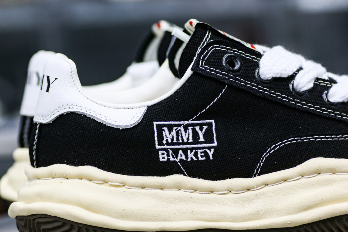 MaisOn Margiel@ Yasuhir0 gum-rubber sole black sneakers