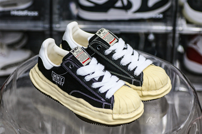 MaisOn Margiel@ Yasuhir0 gum-rubber sole black sneakers