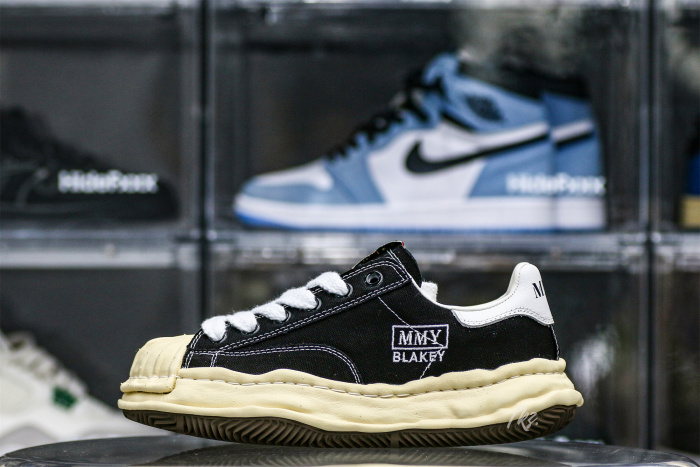 MaisOn Margiel@ Yasuhir0 gum-rubber sole black sneakers