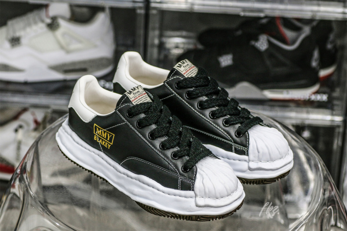 MaisOn Margiel@ Yasuhir0 Blakey logo-patch sneakers