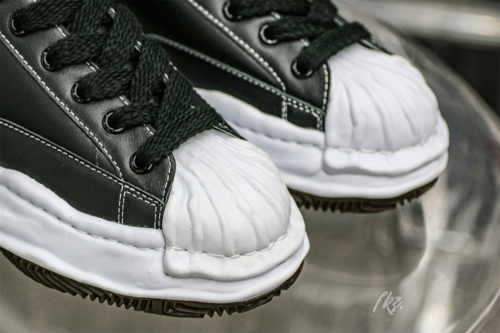 MaisOn Margiel@ Yasuhir0 Blakey logo-patch sneakers