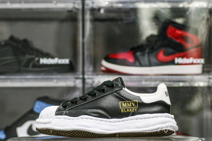 MaisOn Margiel@ Yasuhir0 Blakey logo-patch sneakers