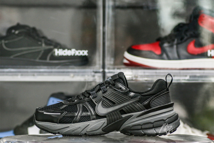 Nike V2K Run Black Dark Smoke Grey