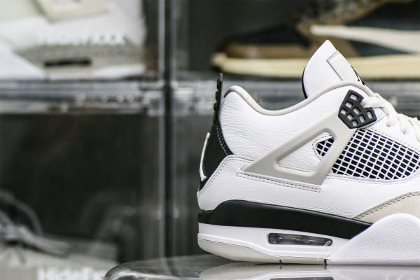 Jordan 4 Retro Military Black（A1）