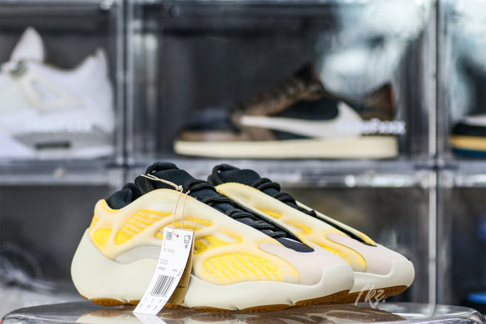 Yeezy 700 v3 “Mono Safflower  2022