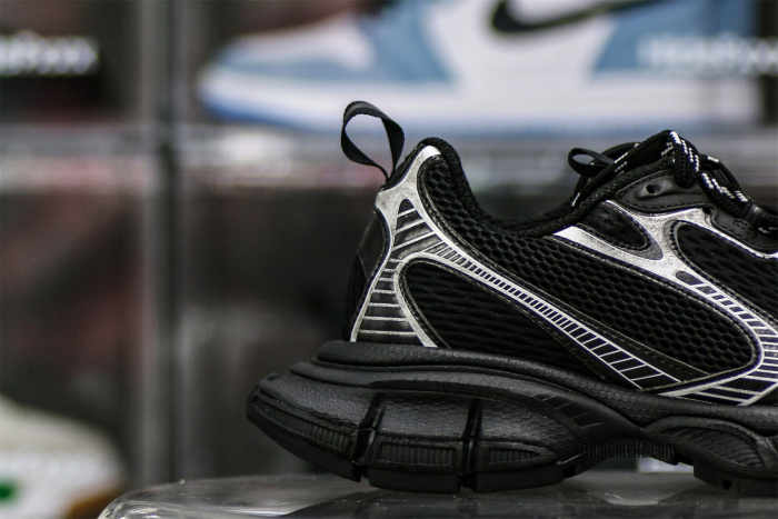 B@lenciag* 3XL Ski Sneaker in Black and white